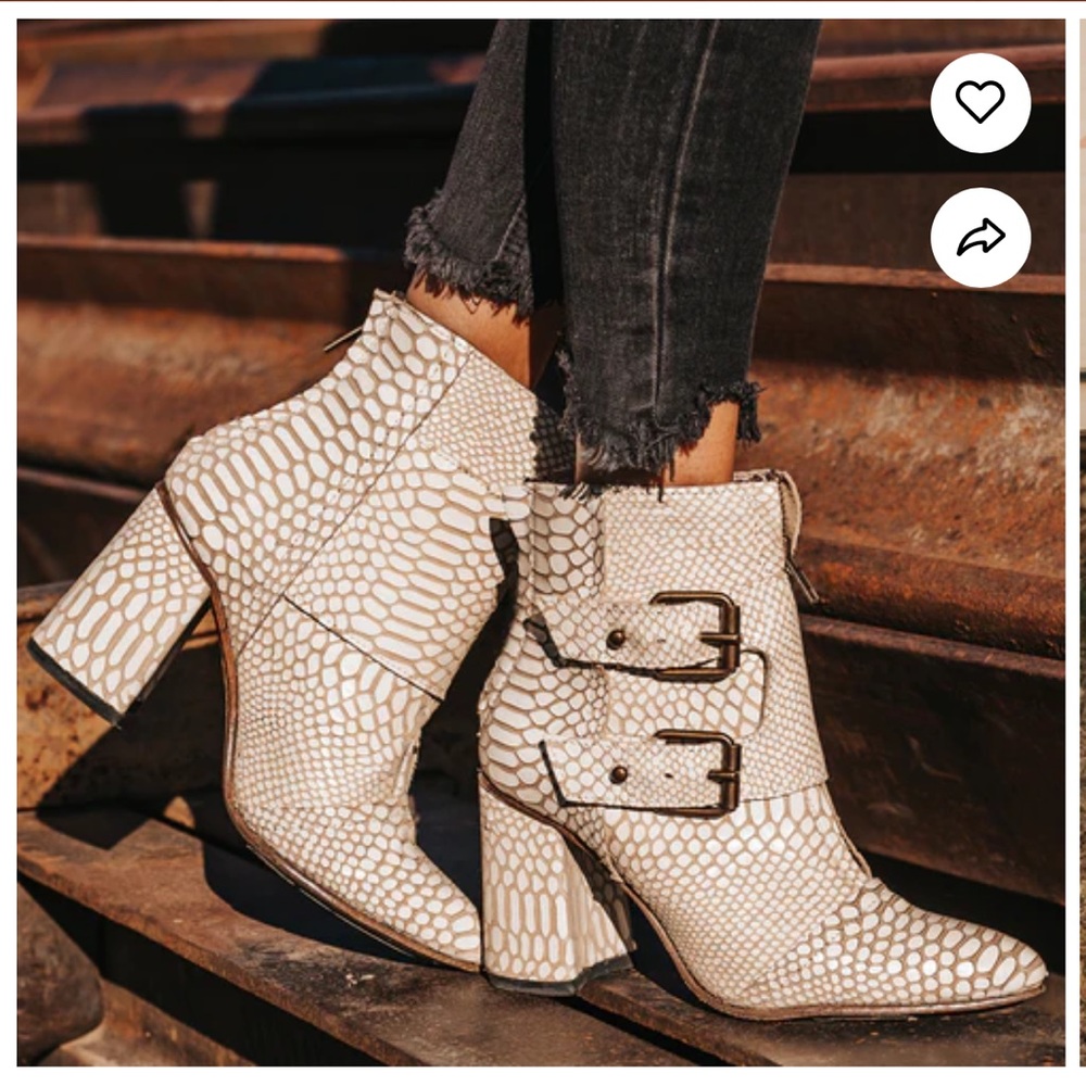 Freebird by Steve Maden Joey boot/bootie size 8 in color white snake